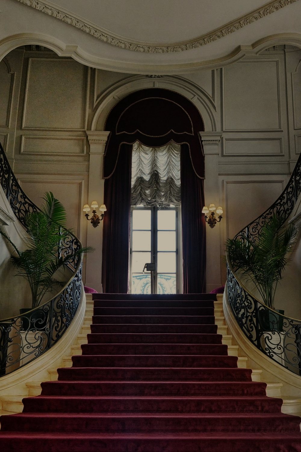 Rosecliff's heart-shaped staircase